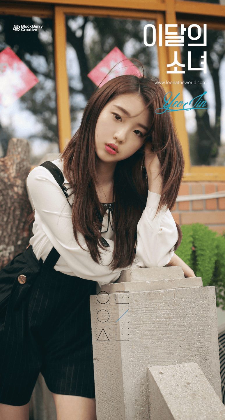 Yeojin leaning against a pillar.